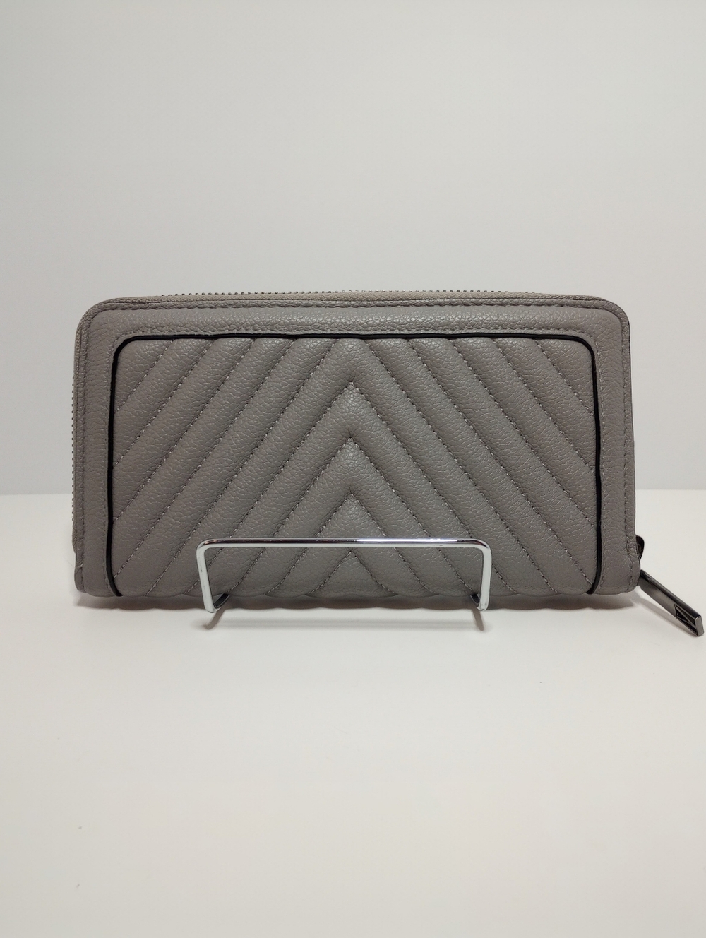 Victoria's Secret Quilted Zip-Around Wallet w/ V Monogram Logo Grey - Picture 3 of 8